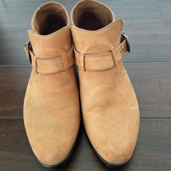 Clark’s of England Soft Brown Leather Ankle Bootie 8.5 Womens Buckle Accent - Picture 1 of 8